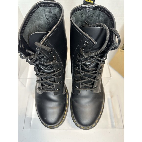 Dr. Martens Women’s Black Boots Model 1460W Size 8 Slight Scuffing Air Walk - Picture 2 of 11